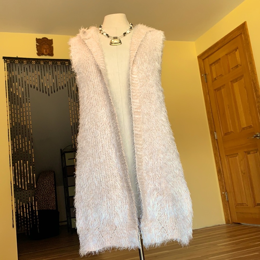 Women’s soft pink shag fur vest with hood. - Picture 2 of 9